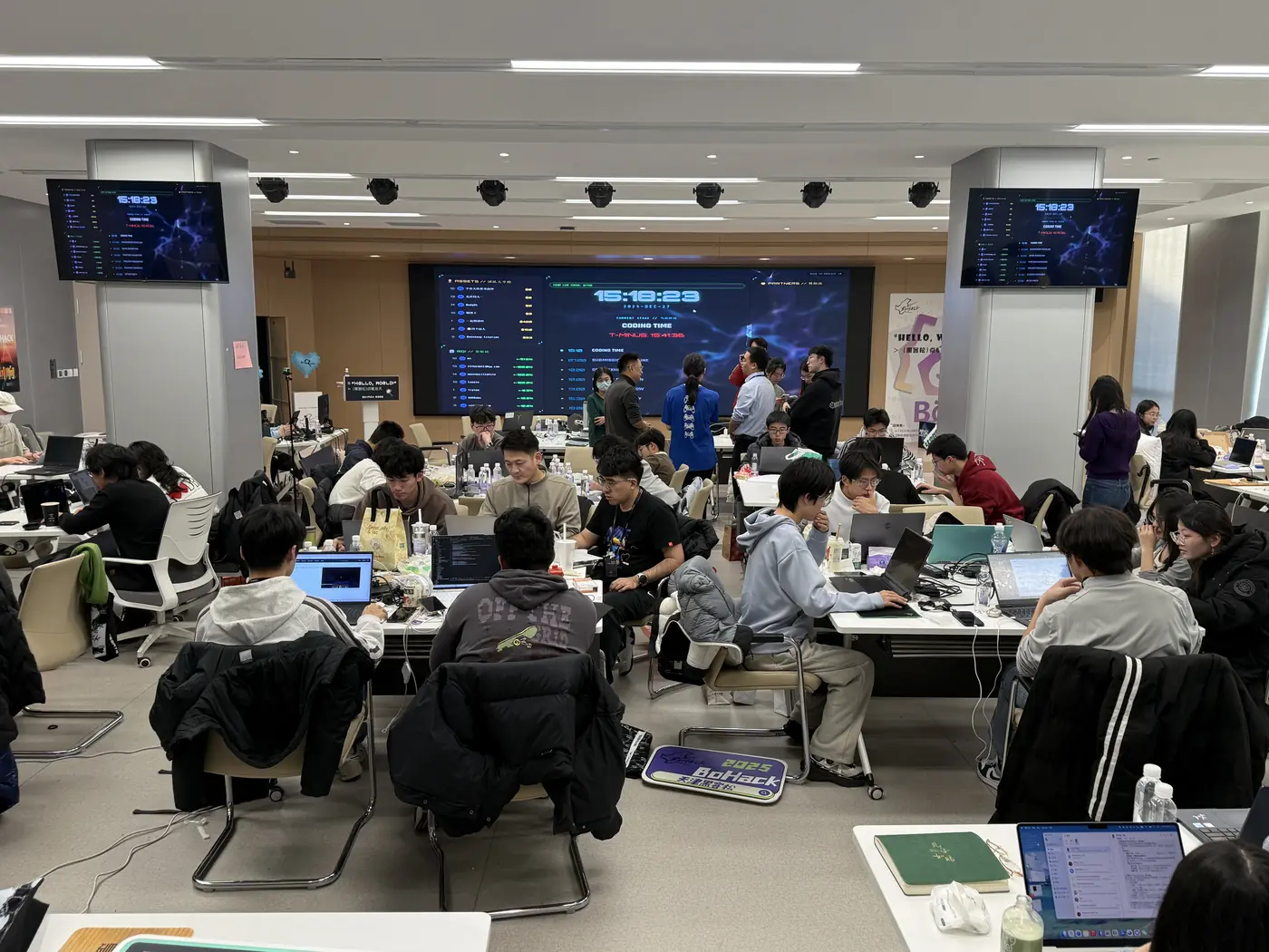 2025 届主会场里选手在写代码