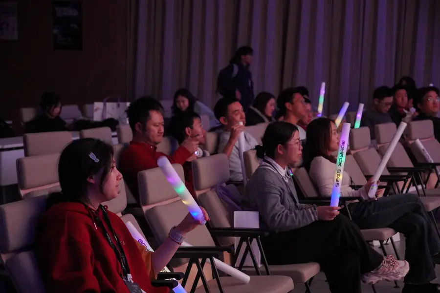 2025 届闭幕音乐会，观众举着荧光棒