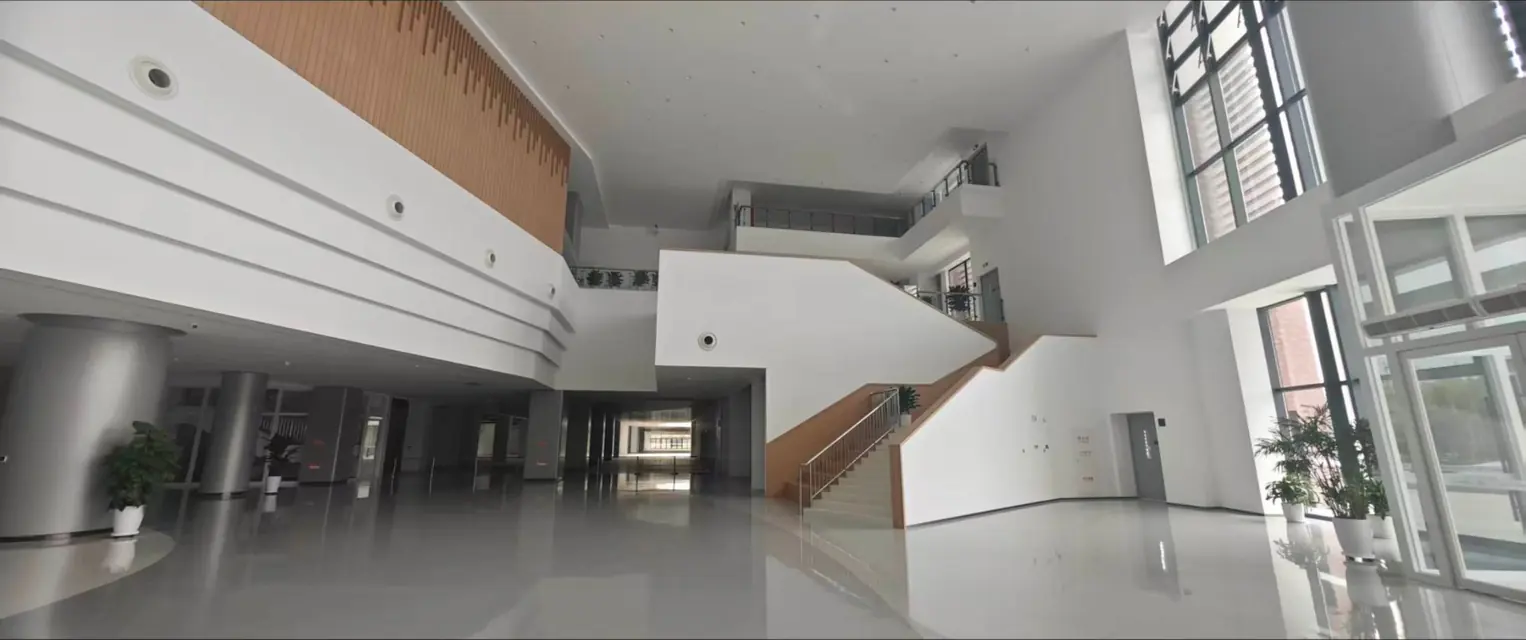 大厅的回廊和玻璃窗