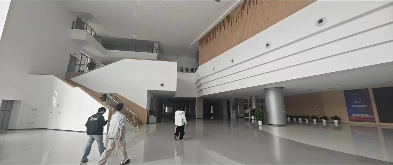 大厅里的楼梯和二层回廊